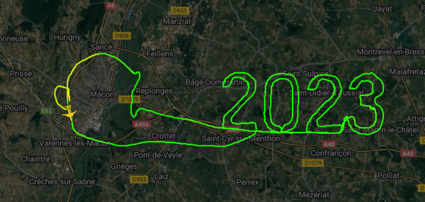 Un jeune pilote dessine un 2023 avec un ULM