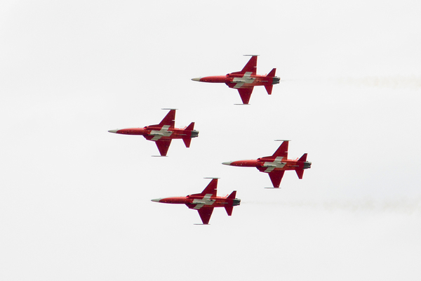 70 ans de la Patrouille de France : Démonstration de la Patrouille Suisse à Salon-de-Provence