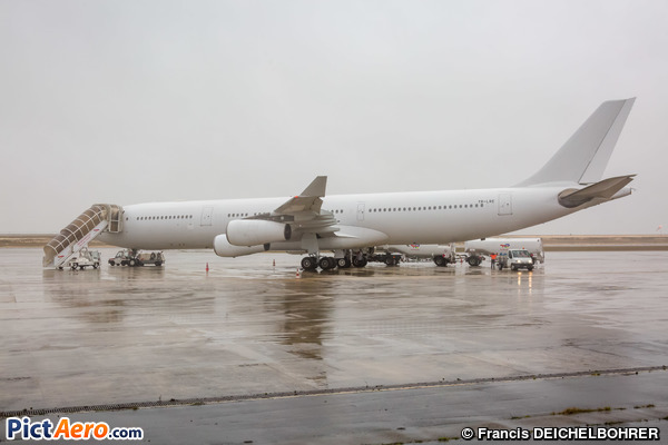 Airbus A340 Legend Airlines à Chalons Vatry