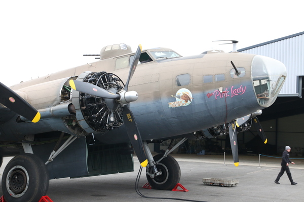Sortie du B17 Pink Lady à Cerny - La Ferté-Alais Sortie du B17 Pink Lady à Cerny - La Ferté-Alais