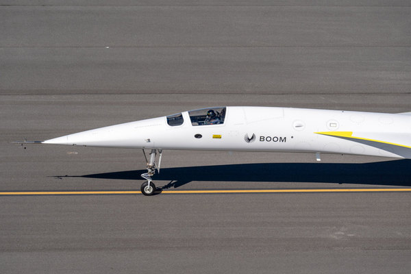 Le démonstrateur XB-1 prend son envol pour la première fois