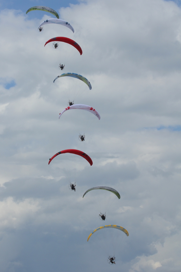 Meeting Cerny-La Ferté-Alais 2024 : des paramoteurs ouvrent le bal (photos)