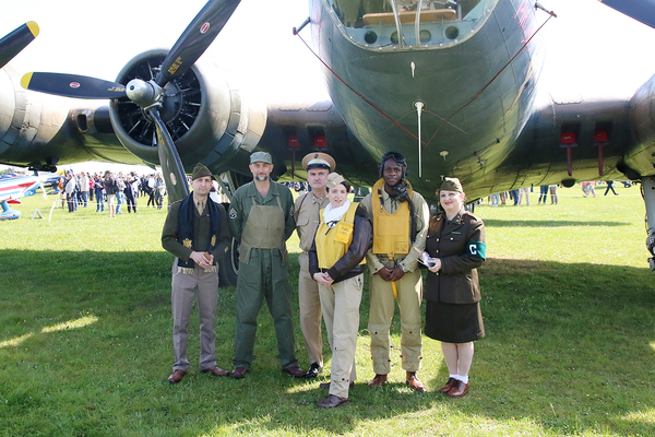 Meeting Cerny - La Ferté-Alais 2024 : Reconstitution "pilotes de guerre" aux pieds du B17 "Pink Lady".