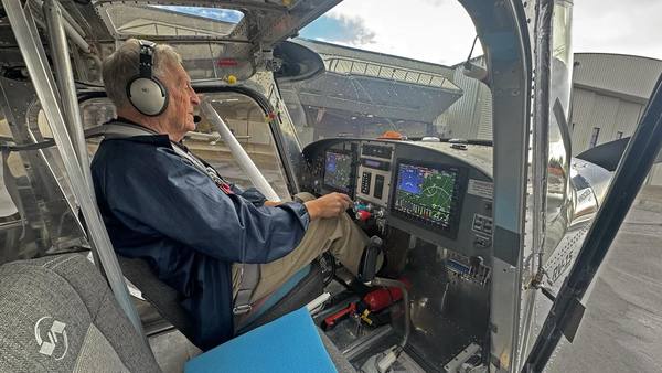Richard VanGrunsven célèbre ses 85 ans en effectuant un vol en RV-15X