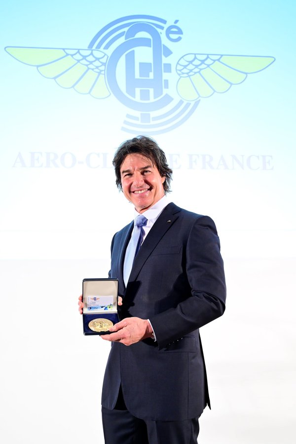 Tom Cruise honoré par la Grande Médaille de l’Aéro-Club de France pour sa contribution à l’histoire de l’aviation et pour avoir inspiré les pilotes de demain ✈️