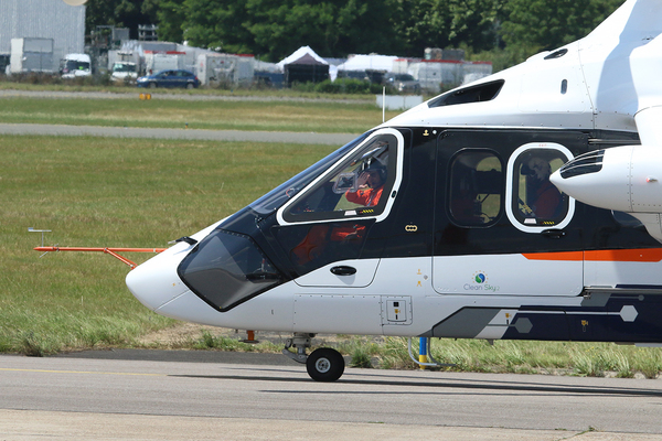 Salut du pilote de l'Airbus Racer F-WRAC avant sa démonstration au Salon du Bourget 2025