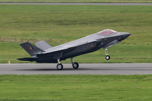 Premier Lockheed Martin F-35 belge atterrissant à la base aérienne de Florennes Belgique