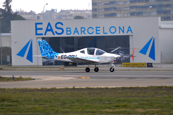 EAS Barcelona reçoit deux nouveaux Tecnam P-Mentor