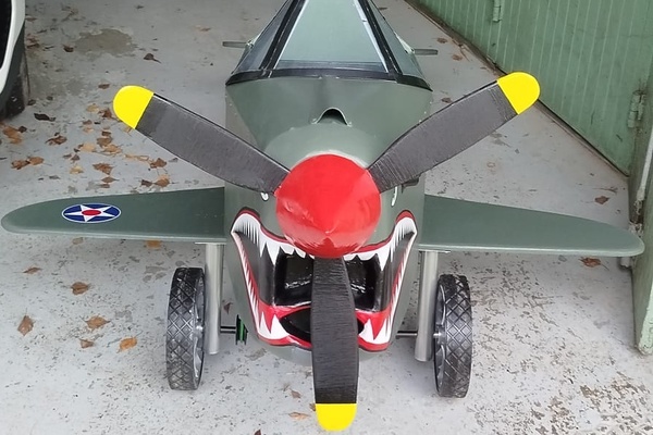 Curtiss P-40 à pédales : une nouvelle création artisanale signée Philippe B.