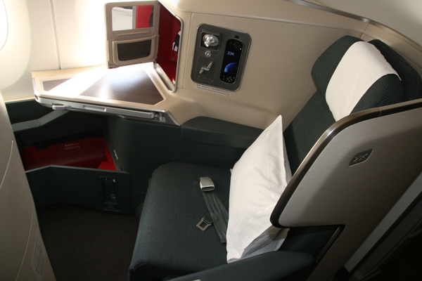 Cathay Pacific célèbre 40 ans de liaison entre la France et Hong Kong Cathay Pacific célèbre 40 ans de liaison entre la France et Hong Kong