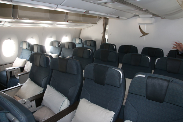 Cathay Pacific célèbre 40 ans de liaison entre la France et Hong Kong Cathay Pacific célèbre 40 ans de liaison entre la France et Hong Kong