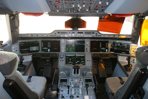 Cathay Pacific célèbre 40 ans de liaison entre la France et Hong Kong Cathay Pacific célèbre 40 ans de liaison entre la France et Hong Kong