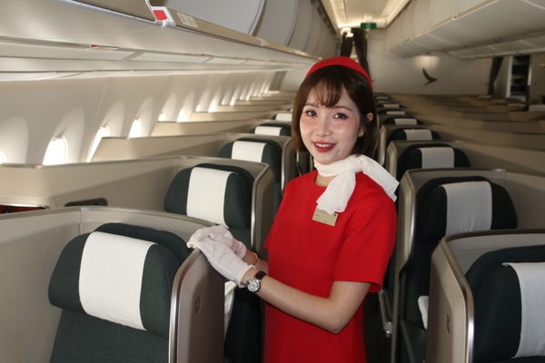 Cathay Pacific célèbre 40 ans de liaison entre la France et Hong Kong Cathay Pacific célèbre 40 ans de liaison entre la France et Hong Kong