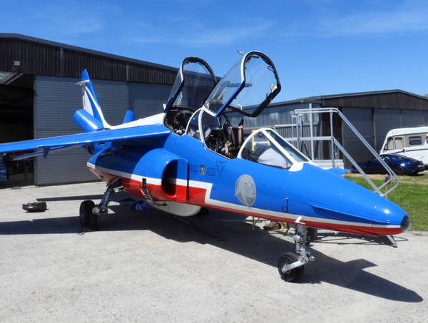 Alpha Jet aux couleurs de la Patrouille de France à l'aérodrome de Cerny - La Ferté-Alais Alpha Jet aux couleurs de la Patrouille de France à l'aérodrome de Cerny - La Ferté-Alais