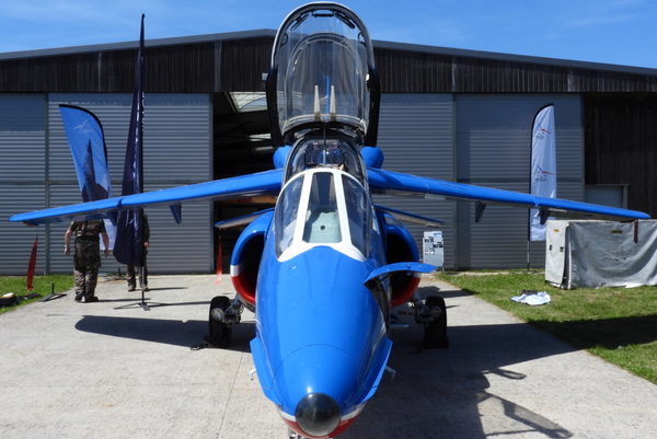 Alpha Jet aux couleurs de la Patrouille de France à l'aérodrome de Cerny - La Ferté-Alais Alpha Jet aux couleurs de la Patrouille de France à l'aérodrome de Cerny - La Ferté-Alais