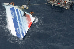 Dérive de l'A330 d'Air France qui s'est abîmé en mer, flottant sur l'Océan Atlantique et récupérée par la marine brésilienne Dérive de l'A330 d'Air France qui s'est abîmé en mer, flottant sur l'Océan Atlantique et récupérée par la marine brésilienne