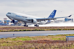 Décollage de l'Airbus A330-20F pour son premier vol