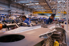 Assemblage d'un mat réacteur d'un A320 à l'usine Airbus de St Eloi à Toulouse