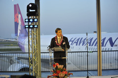 Le président d'Hawaiian Airlines, Mark Dunkerley, devant le nouveau A330 du transporteur