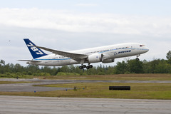 Boeing 787, prototype ZA005 équipé de moteur GEnx, lors de son premier vol.