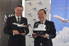 Marc Parent, président de CAE et Hideo Egawa, président de Mitsubishi Aircraft Corporation