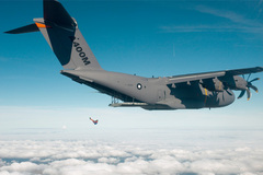 Premier saut en parachute à partir de l'A400M