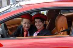 Les hôtesses Boeing dans une Ferrari