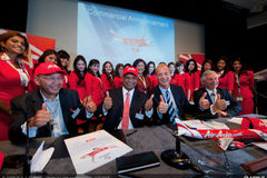 Signature du contrat d'AirAsia pour 200 A320neo au Bourget 2011