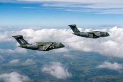 ravitaillement en vol entre deux avions Embraer KC-390 Millennium