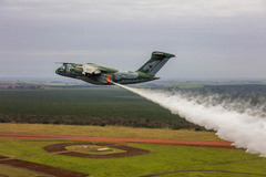 Embraer C-390 en version bombardier d'eau 