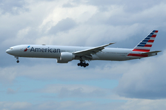 Boeing 777-300ER American Airlines atterrissant à New York JFK