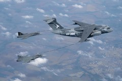 Le KC-390 Millennium et le Gripen E franchissent une nouvelle étape avec la réussite des essais de ravitaillement en vol