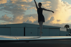 Une ballerine danse sur l’aile d’un jet privé dans un film poétique autour de l’aviation