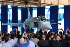 Le premier Gripen E "Made in Brazil" sort des usines Embraer