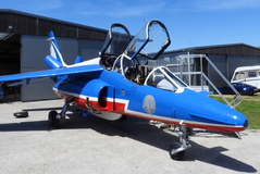 Alpha Jet aux couleurs de la Patrouille de France à l'aérodrome de Cerny - La Ferté-Alais