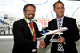 Signature d'une intention d'achat entre Malév et Superjet International au salon du Bourget