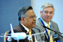 Sugat Radna Kansakar, PDG de Nepal Airlines, signe un protocole d'achat pour des Airbus