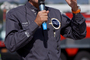 Bertrand Piccard s'exprimant à Genève devant le Solar Impulse