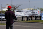 Les employés du CEAT à Toulouse manifestant avant la venue de Gérard Longuet, Ministre de la Défense