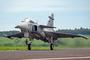 Le premier chasseur Gripen E produit au Brésil par Embraer effectue son vol inaugural