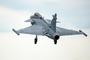 Le premier chasseur Gripen E produit au Brésil par Embraer effectue son vol inaugural